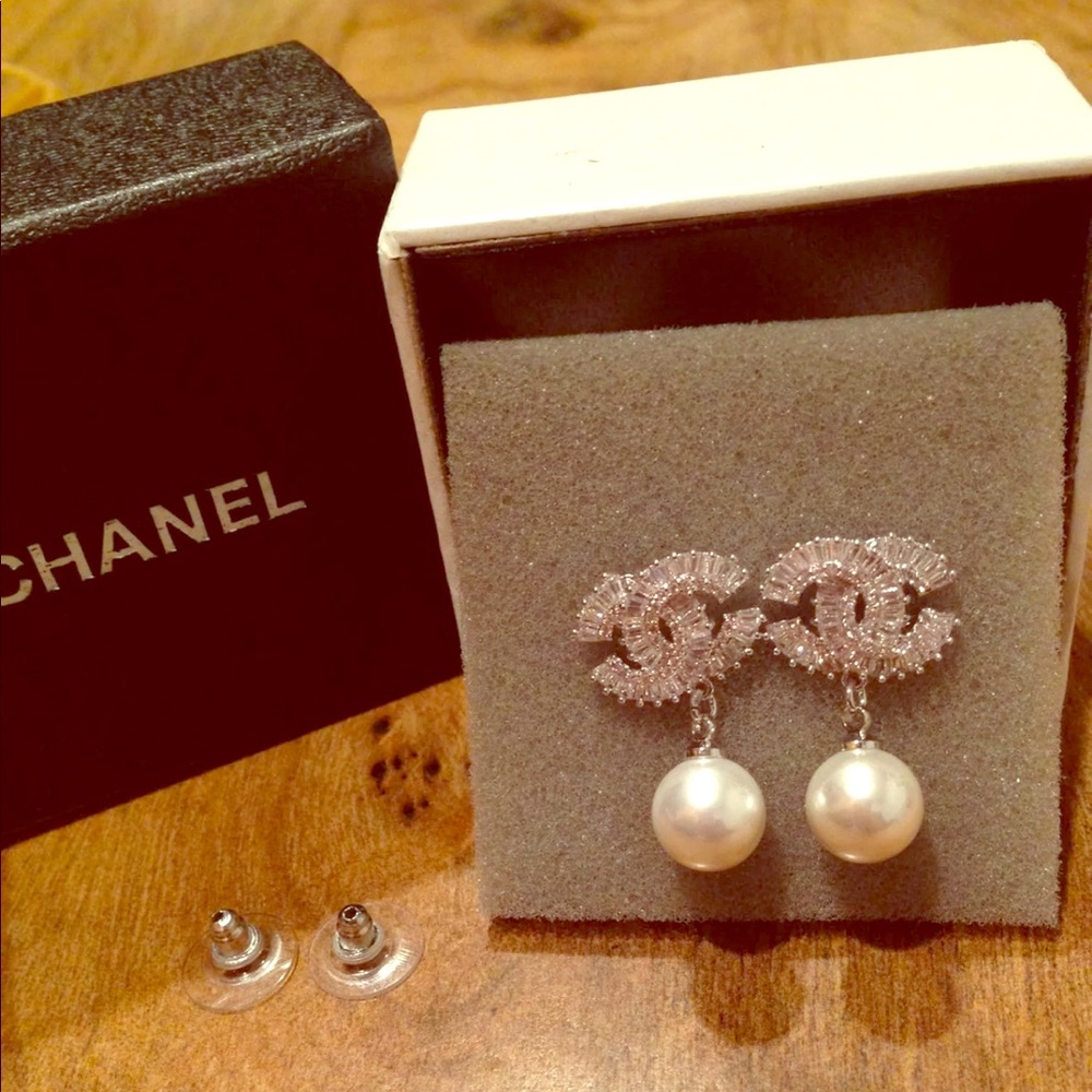 Like new authentic Chanel pearl CC earrings